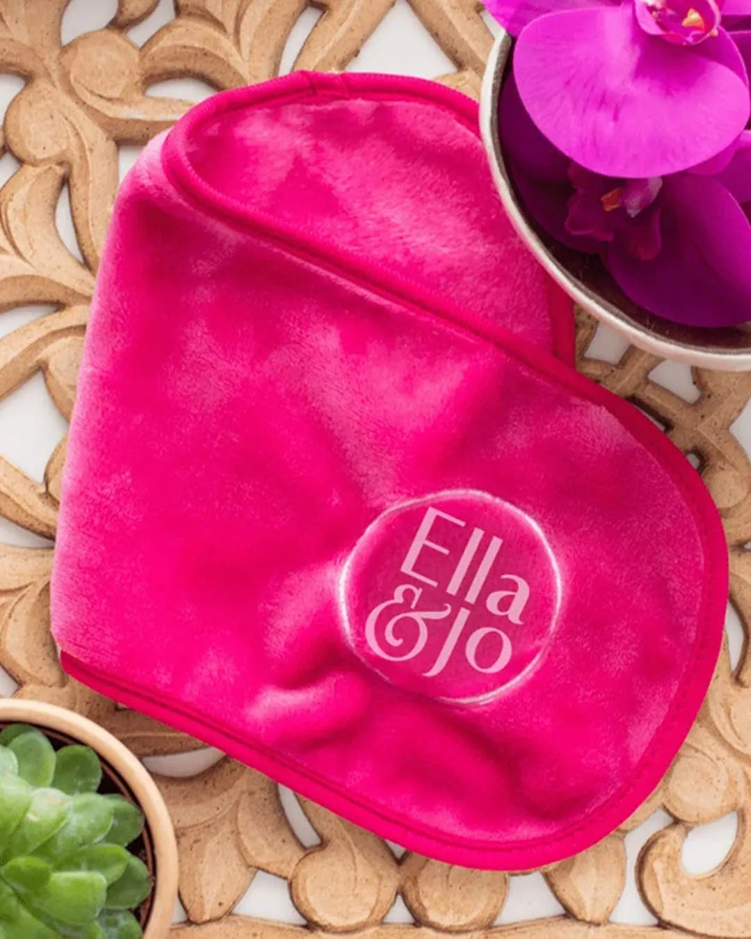 Cleaning Makeup Brushes with the Makeup Brush Cleaning Cloth